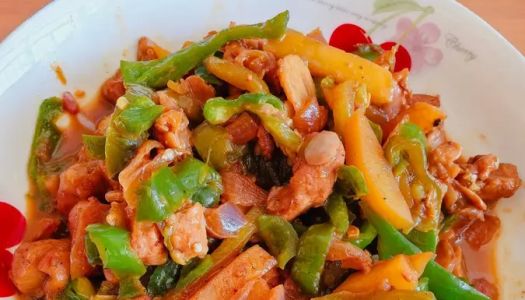 Stir-fried chicken is a simple side dish - small stir-fried chicken, large plate of chicken