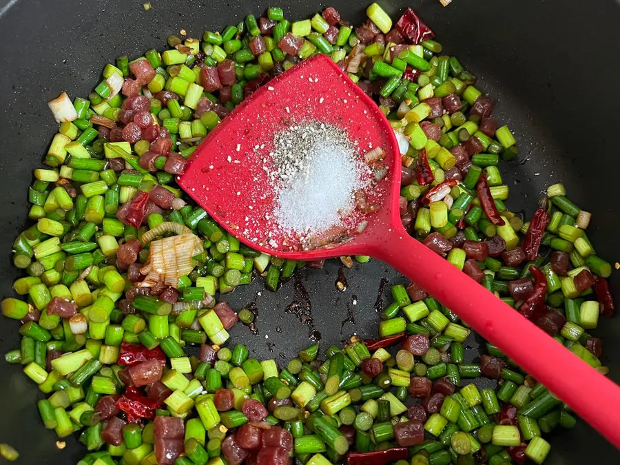 Super meal: sausage and garlic dice step 0