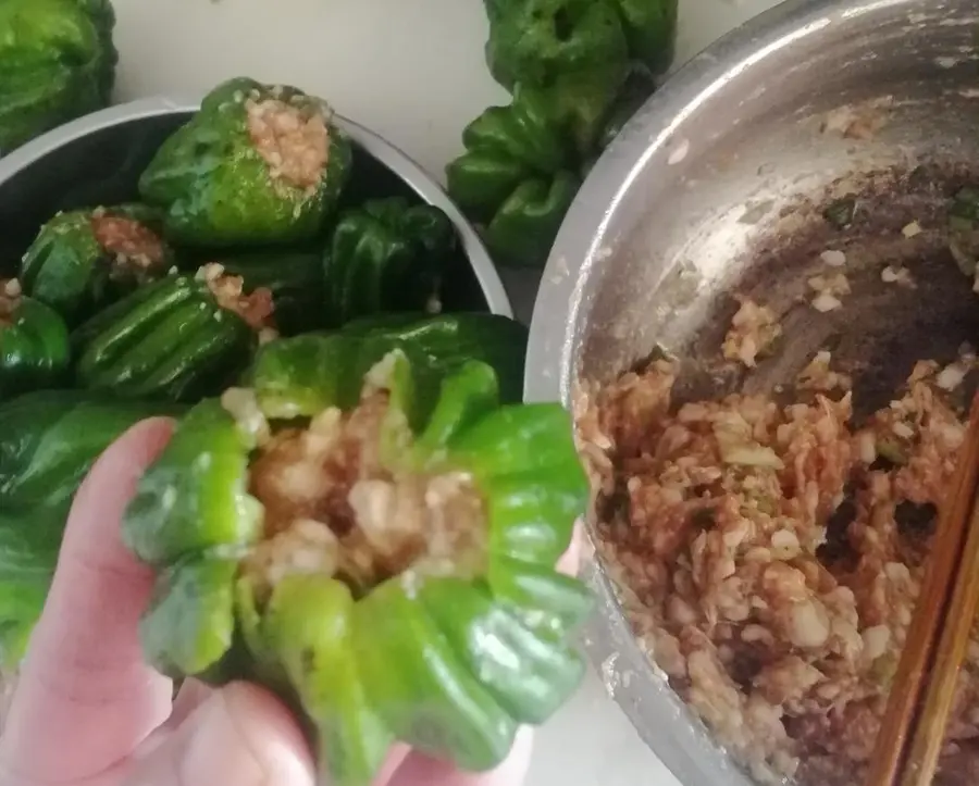 Green pepper stuffed meat really goes down to rice step 0