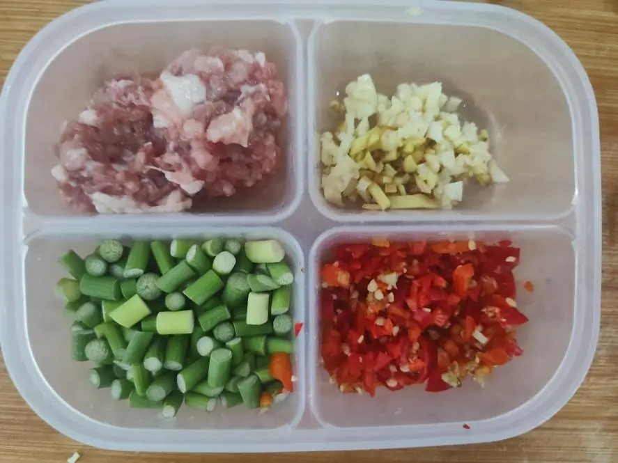 Stir-fry minced pork belly with garlic sprouts and serve as part of the meal step 0