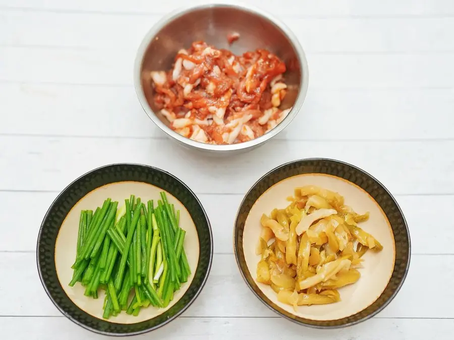 Traditional rice, mixed noodles [shredded pork with pepper and mustard] step 0