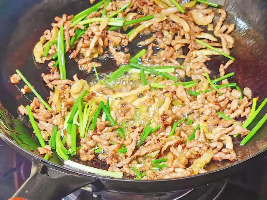 Traditional rice, mixed noodles [shredded pork with pepper and mustard] step 0