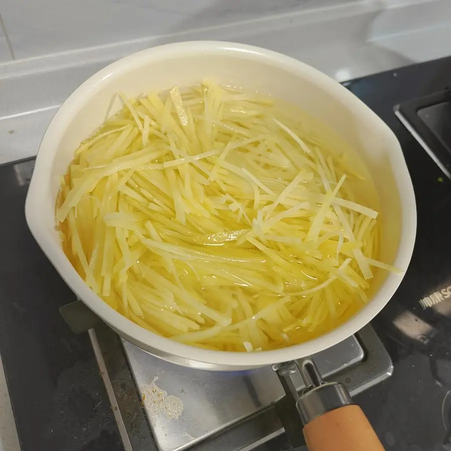 Crunchy shredded potatoes for giant rice step 0