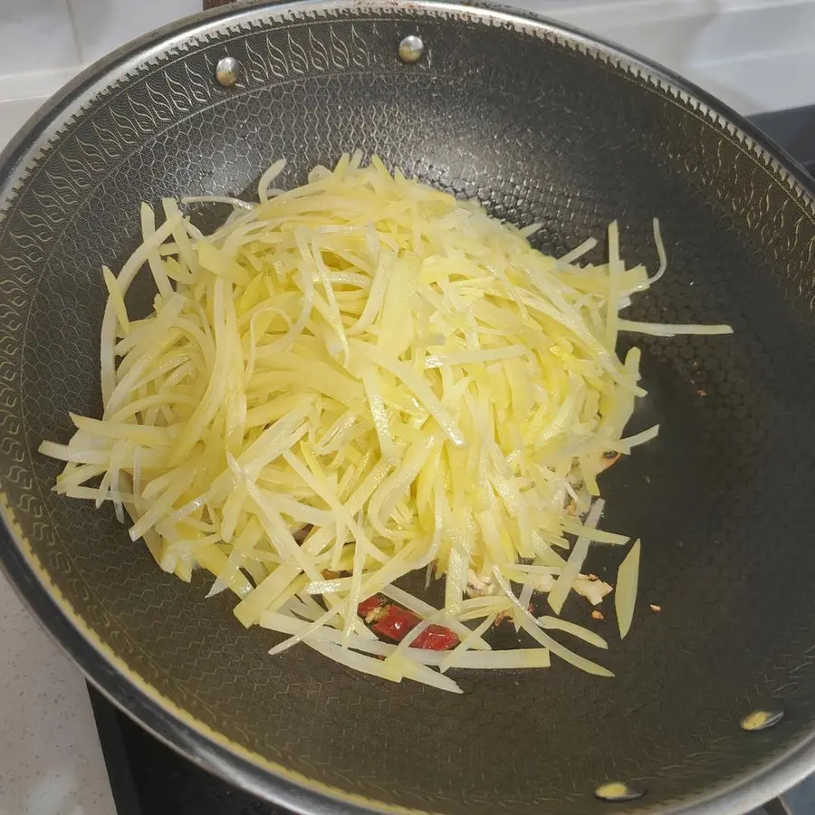 Crunchy shredded potatoes for giant rice step 0