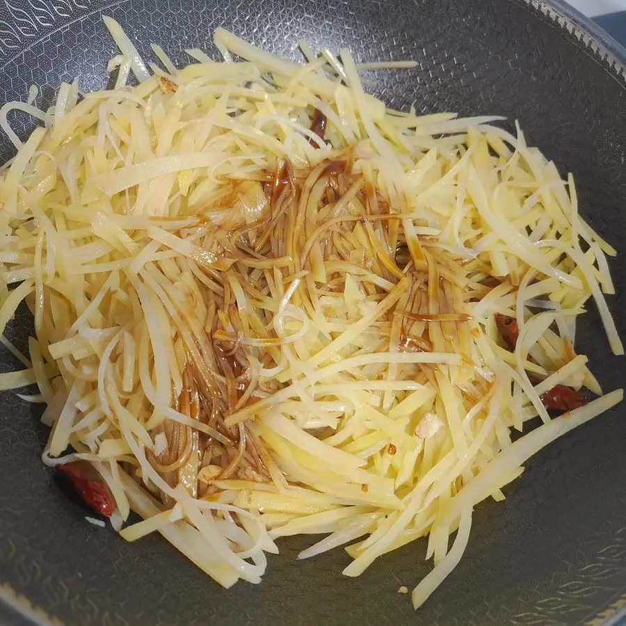 Crunchy shredded potatoes for giant rice step 0