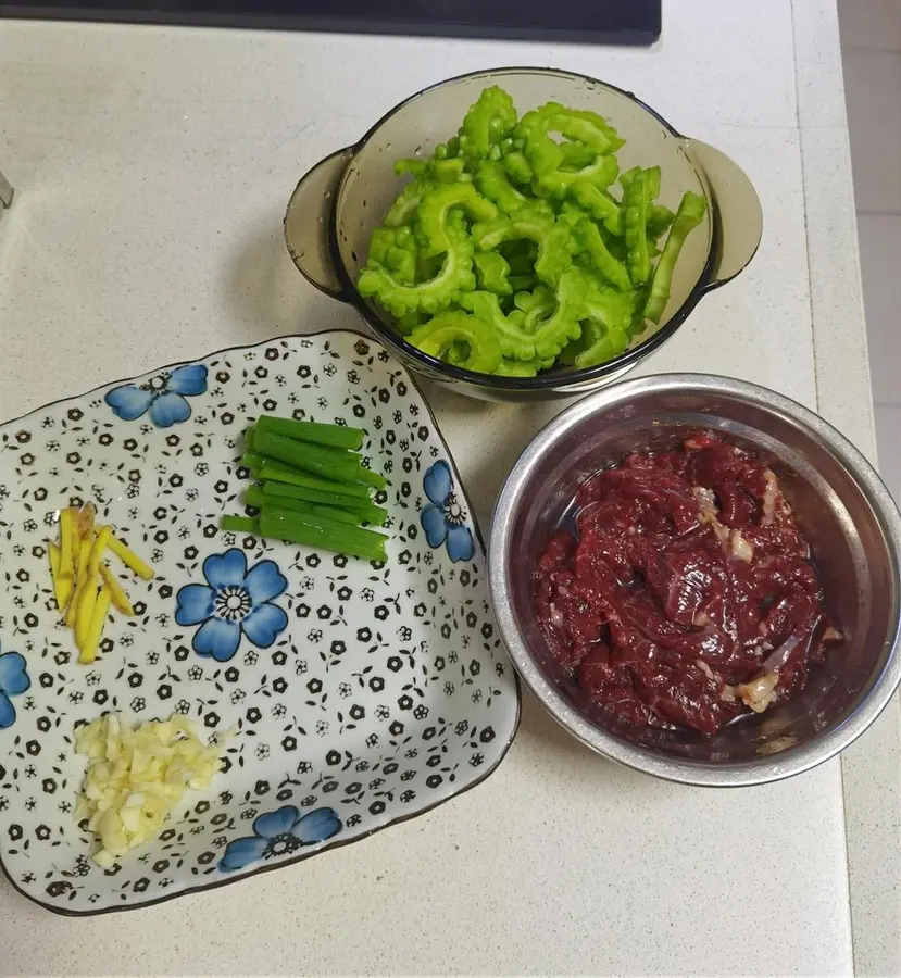  Stir-fried beef with bitter gourd, delicious rice! step 0