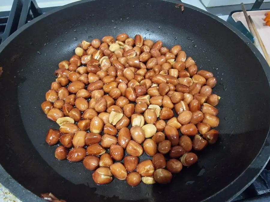 Diced chicken in a pot pot step 0