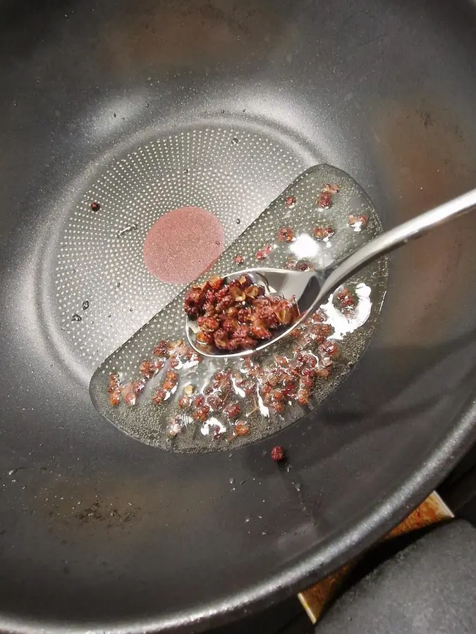 Diced chicken in a pot pot step 0