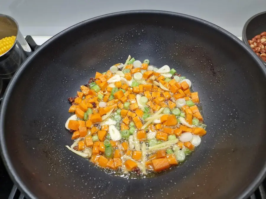 Diced chicken in a pot pot step 0