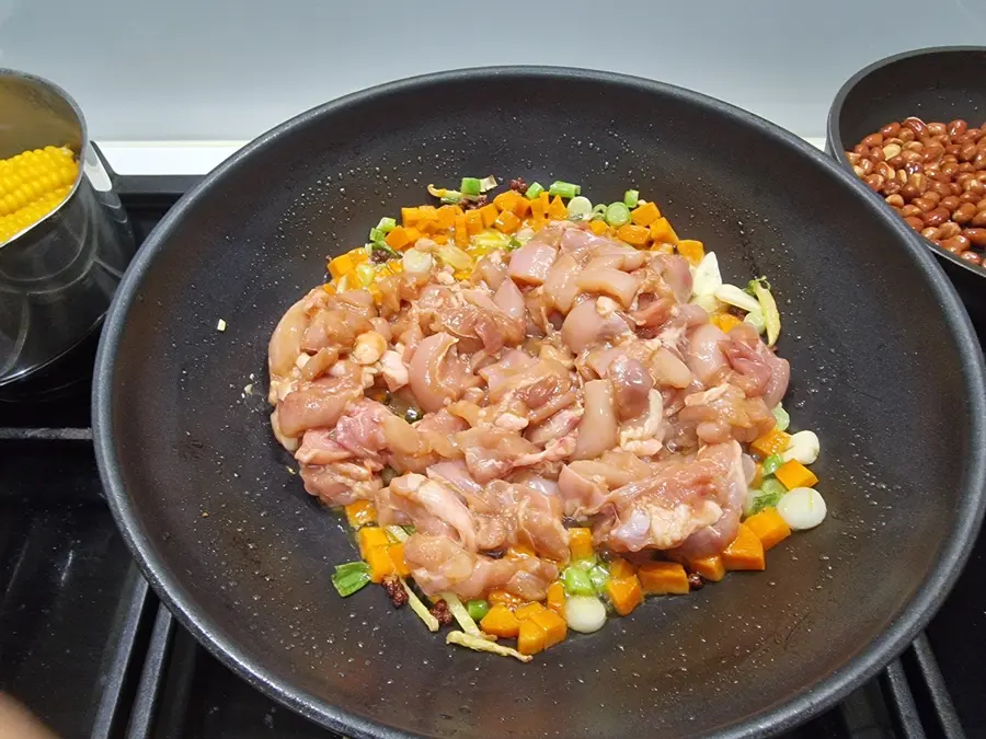 Diced chicken in a pot pot step 0