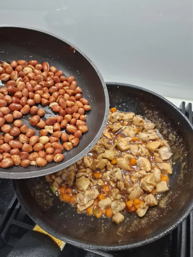 Diced chicken in a pot pot step 0