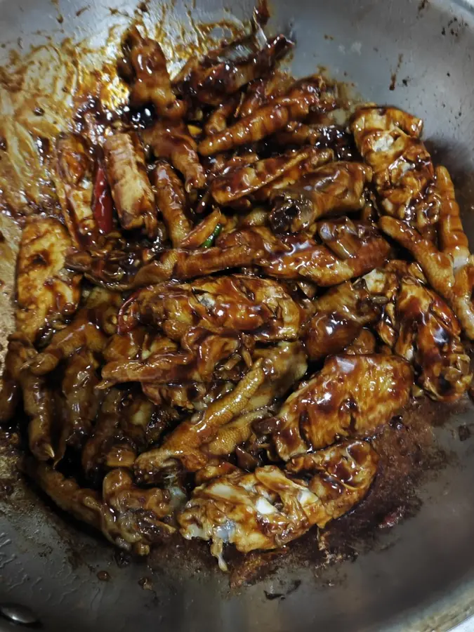 Chicken wings and chicken feet in a clay pot step 0