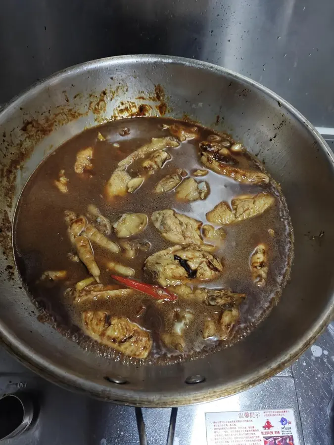 Chicken wings and chicken feet in a clay pot step 0