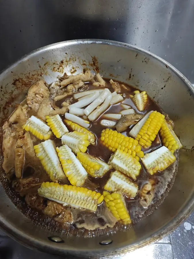 Chicken wings and chicken feet in a clay pot step 0