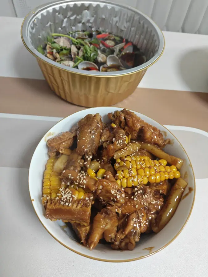 Chicken wings and chicken feet in a clay pot step 0