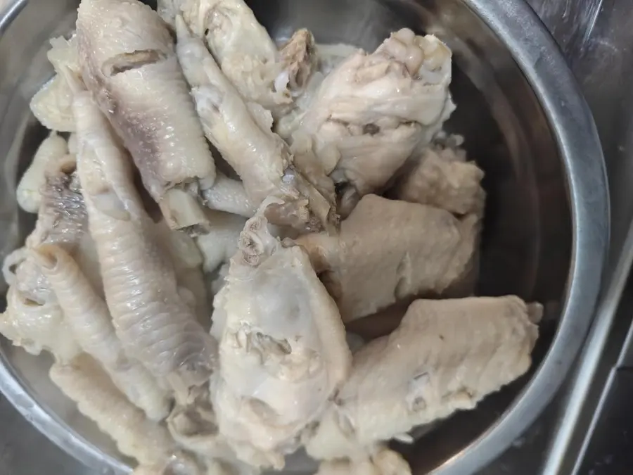 Chicken wings and chicken feet in a clay pot step 0