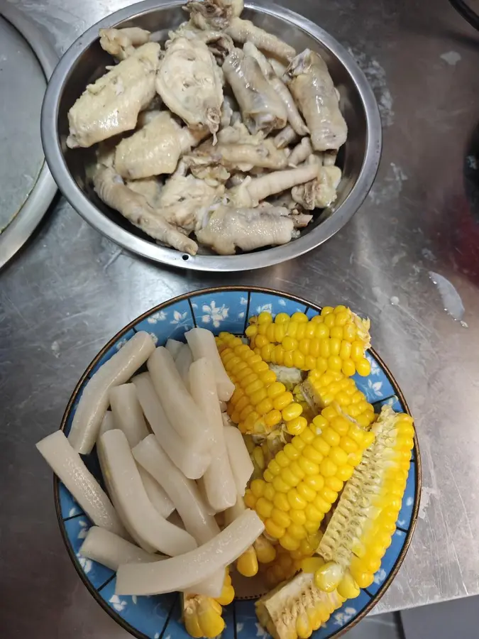 Chicken wings and chicken feet in a clay pot step 0