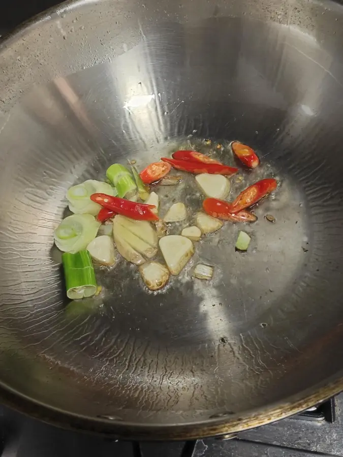 Chicken wings and chicken feet in a clay pot step 0