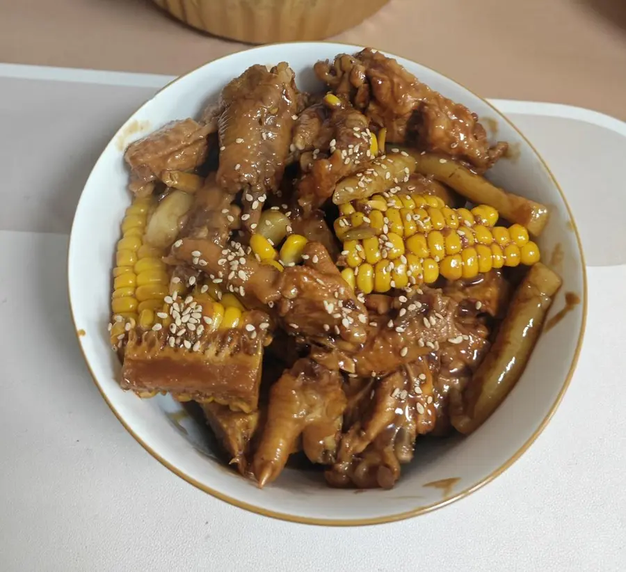 Chicken wings and chicken feet in a clay pot