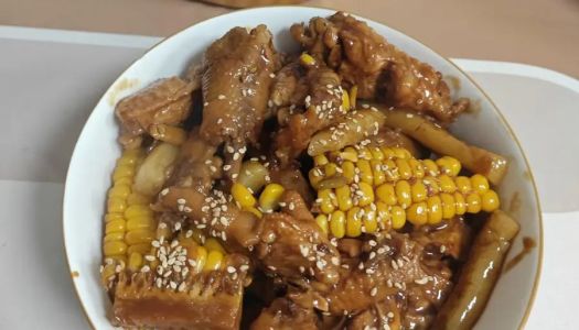 Chicken wings and chicken feet in a clay pot