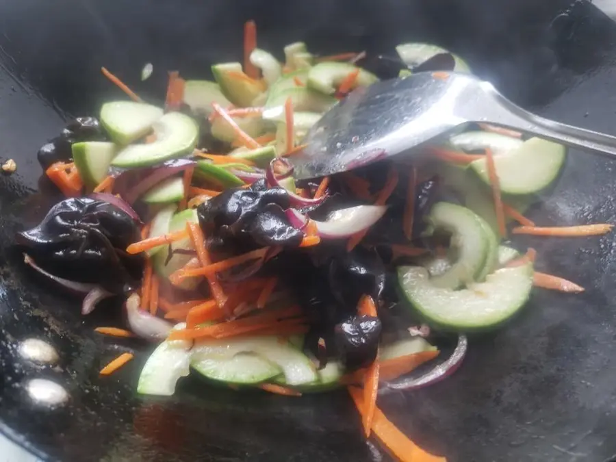 Stir-fried squid with Korean spicy sauce to go well with rice step 0