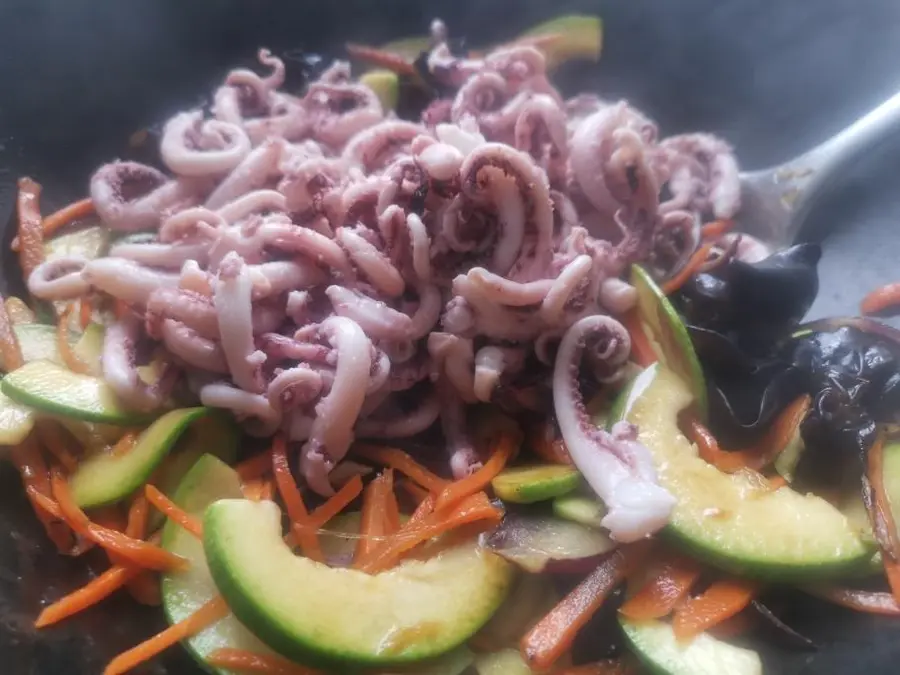 Stir-fried squid with Korean spicy sauce to go well with rice step 0