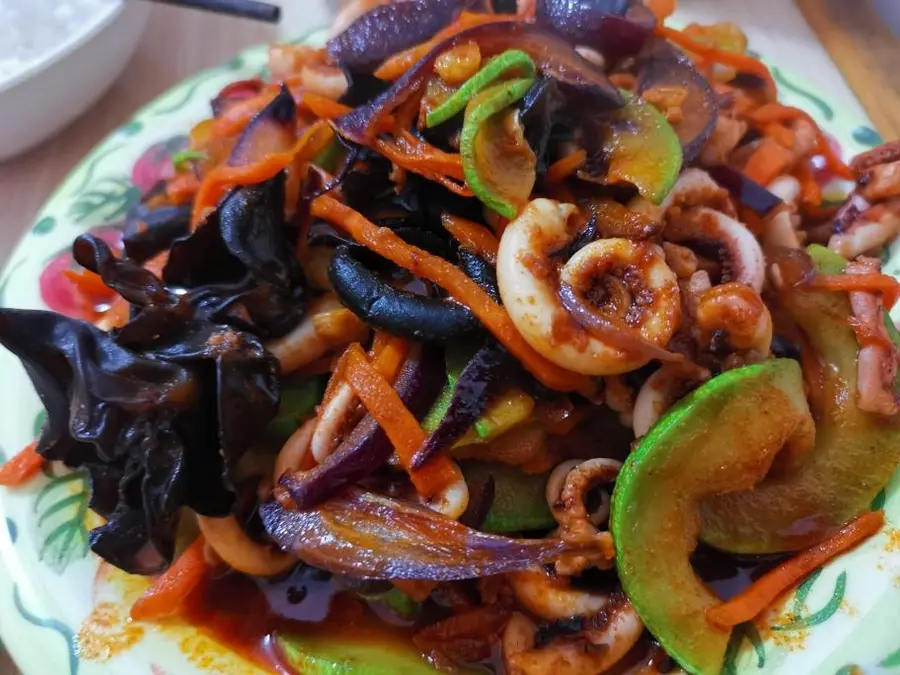 Stir-fried squid with Korean spicy sauce to go well with rice