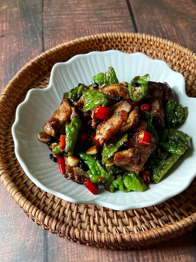 Super rice with chili peppers and stir-fried pork ribs