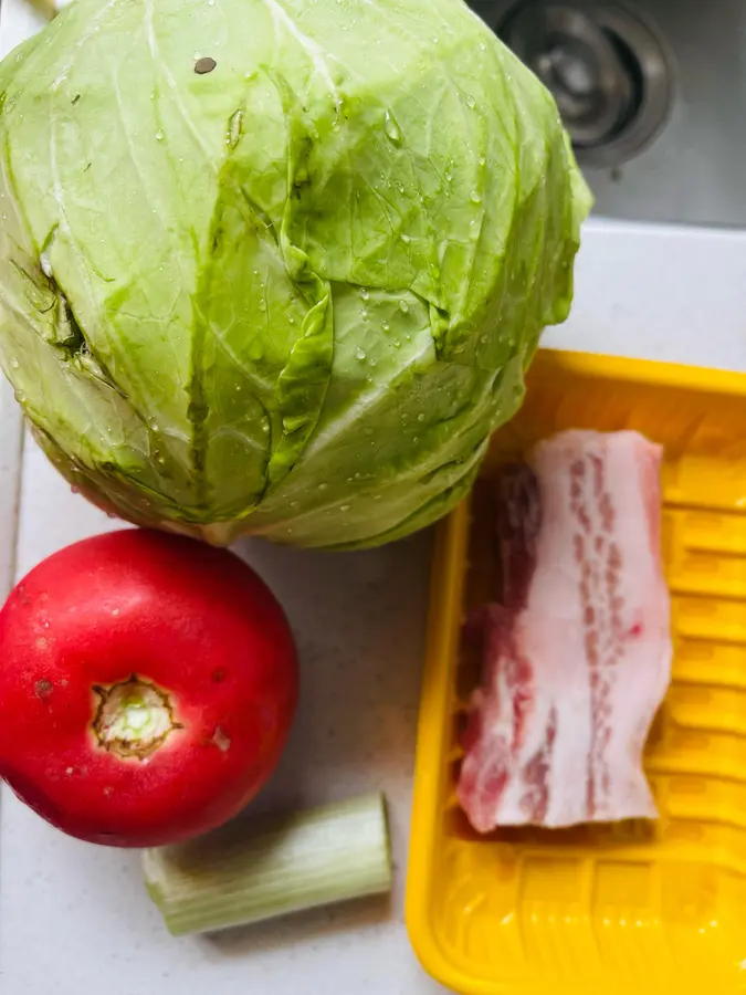 Ten minutes of extra rice, tomato sauce pork belly cabbage~~ step 0