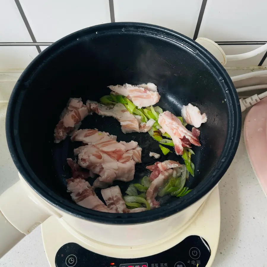 Ten minutes of extra rice, tomato sauce pork belly cabbage~~ step 0