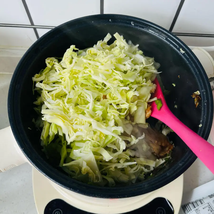 Ten minutes of extra rice, tomato sauce pork belly cabbage~~ step 0