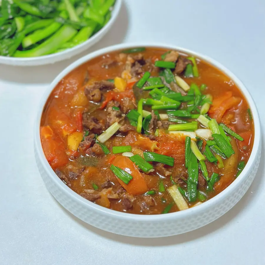 Workers are quick to eat: beef stewed tomatoes step 0