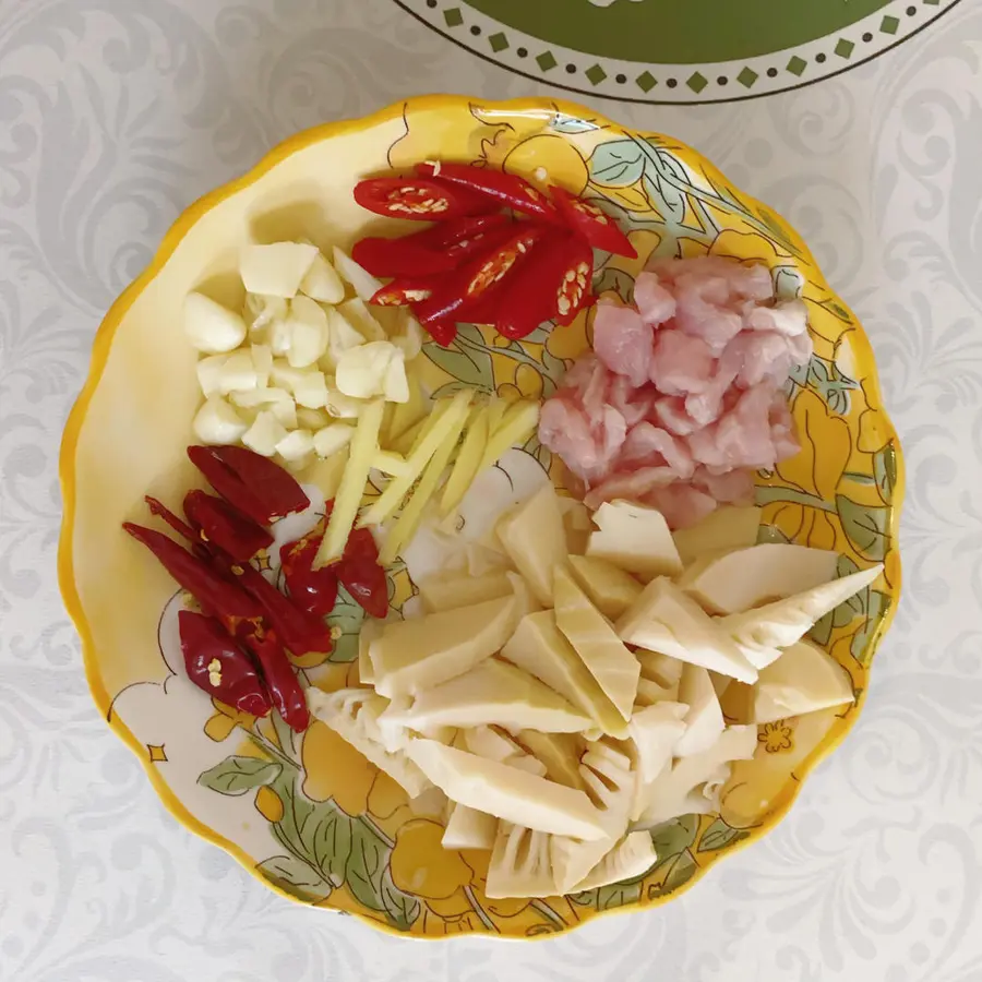 Stir-fried meat with spring bamboo shoots, rice, fragrant step 0