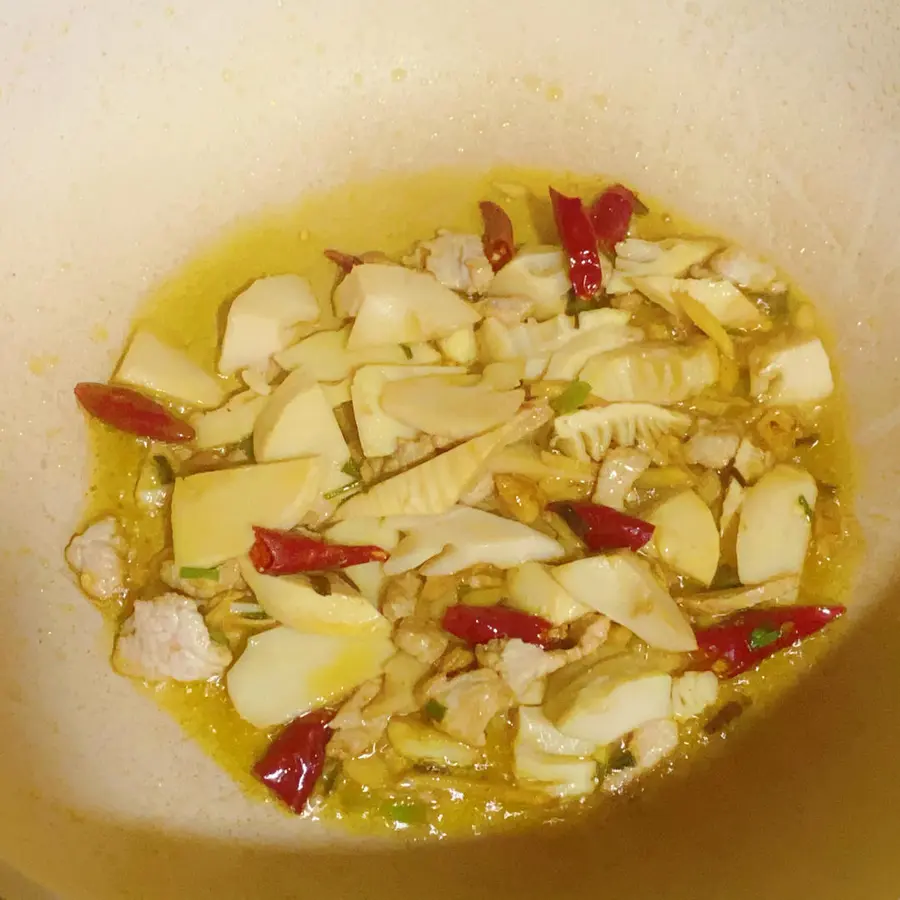 Stir-fried meat with spring bamboo shoots, rice, fragrant step 0