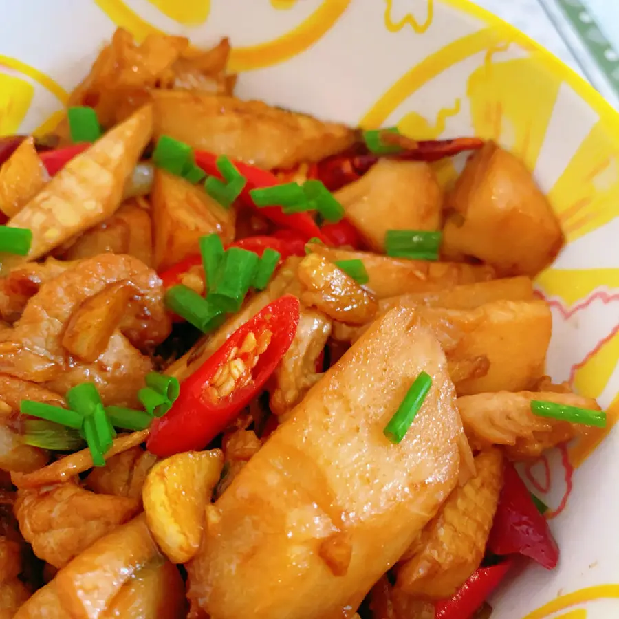 Stir-fried meat with spring bamboo shoots, rice, fragrant step 0