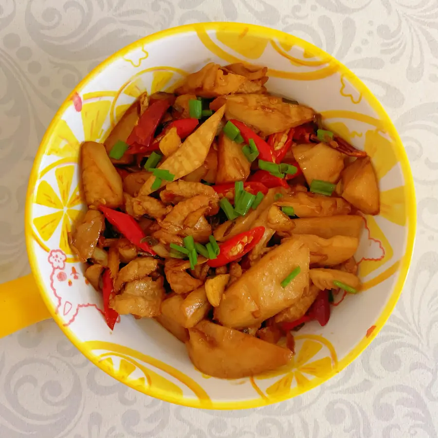 Stir-fried meat with spring bamboo shoots, rice, fragrant step 0