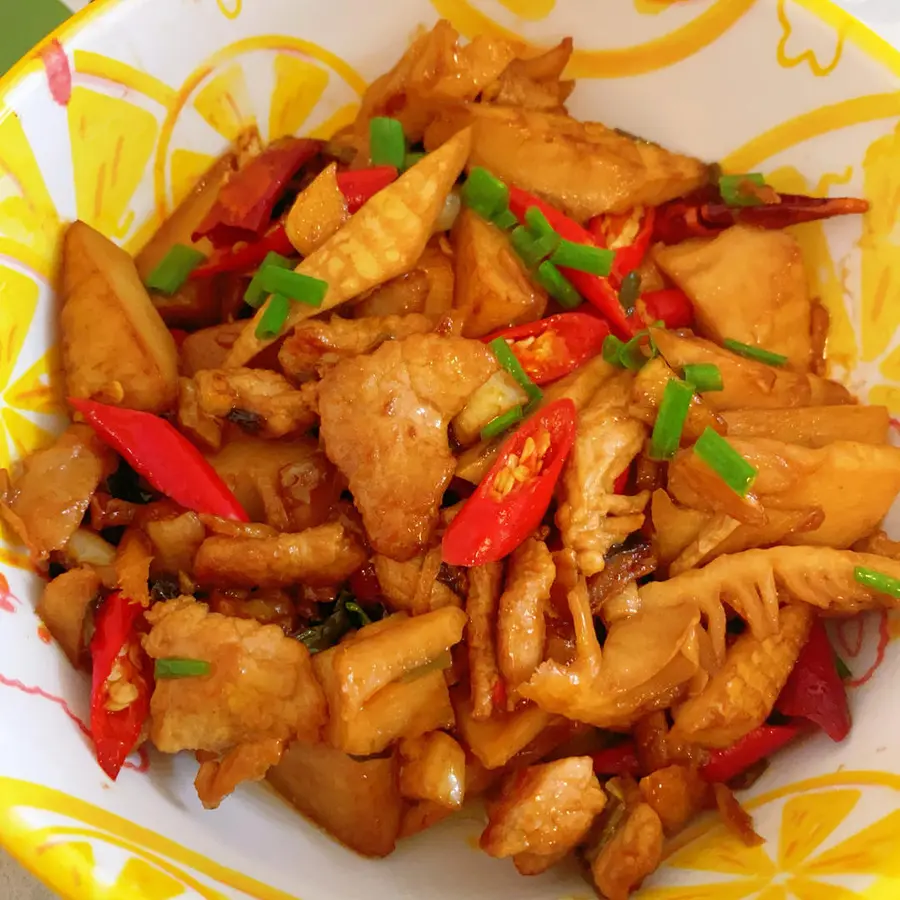 Stir-fried meat with spring bamboo shoots, rice, fragrant step 0