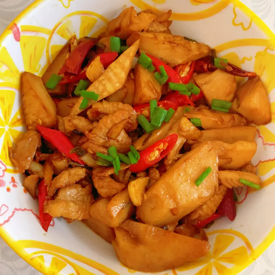 Stir-fried meat with spring bamboo shoots, rice, fragrant step 0