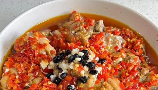 Steamed chicken with chopped pepper (side dish)