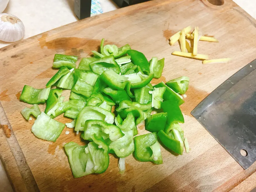 Superb meal: Stir-fried meat with chili step 0