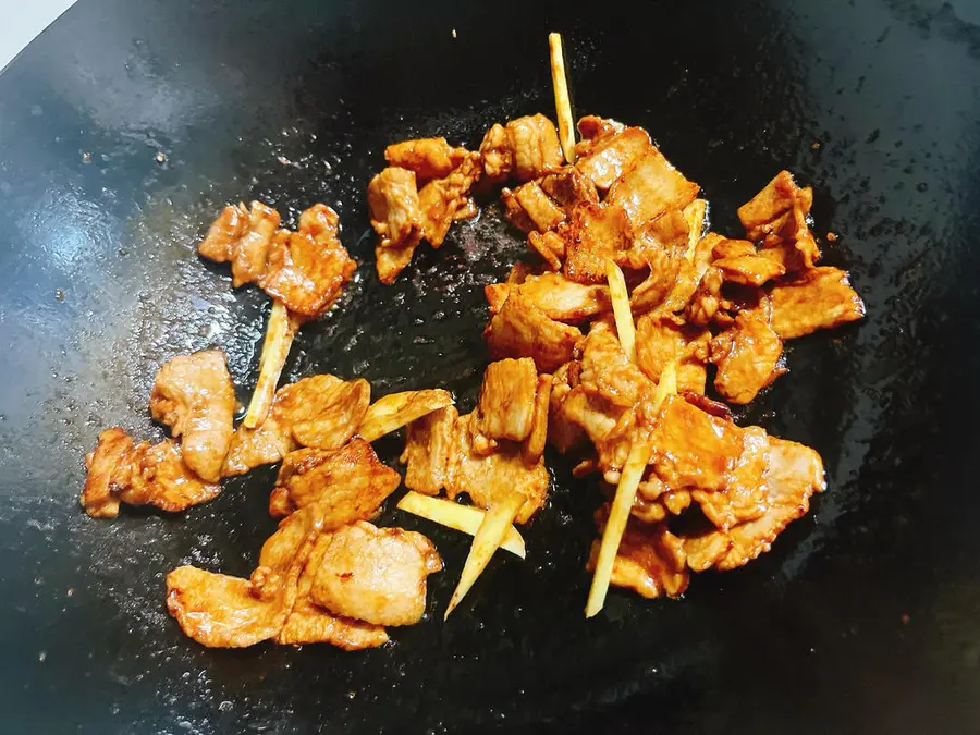 Superb meal: Stir-fried meat with chili step 0