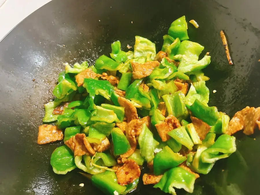 Superb meal: Stir-fried meat with chili step 0