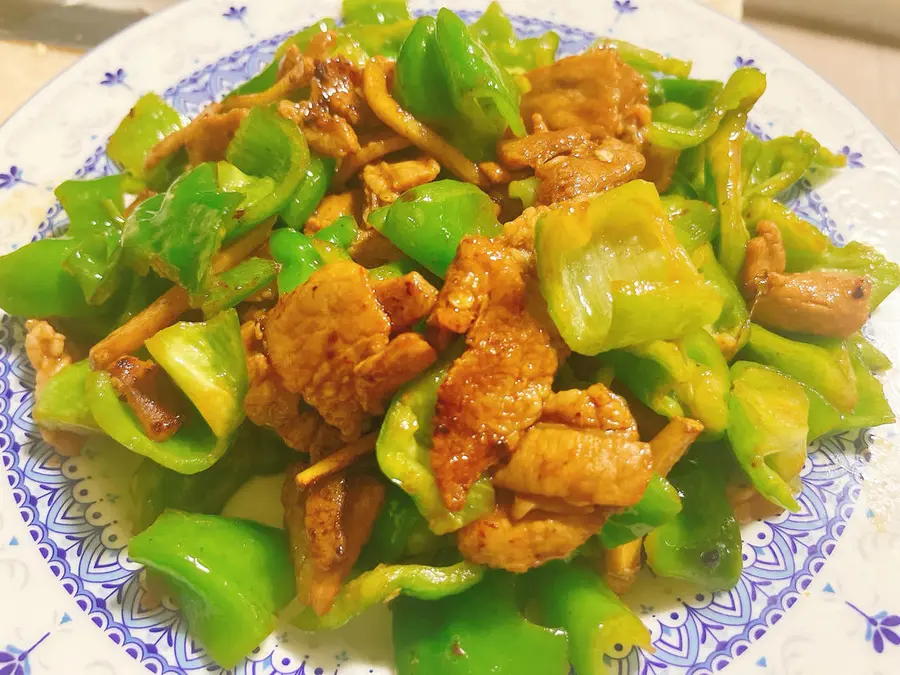 Superb meal: Stir-fried meat with chili step 0