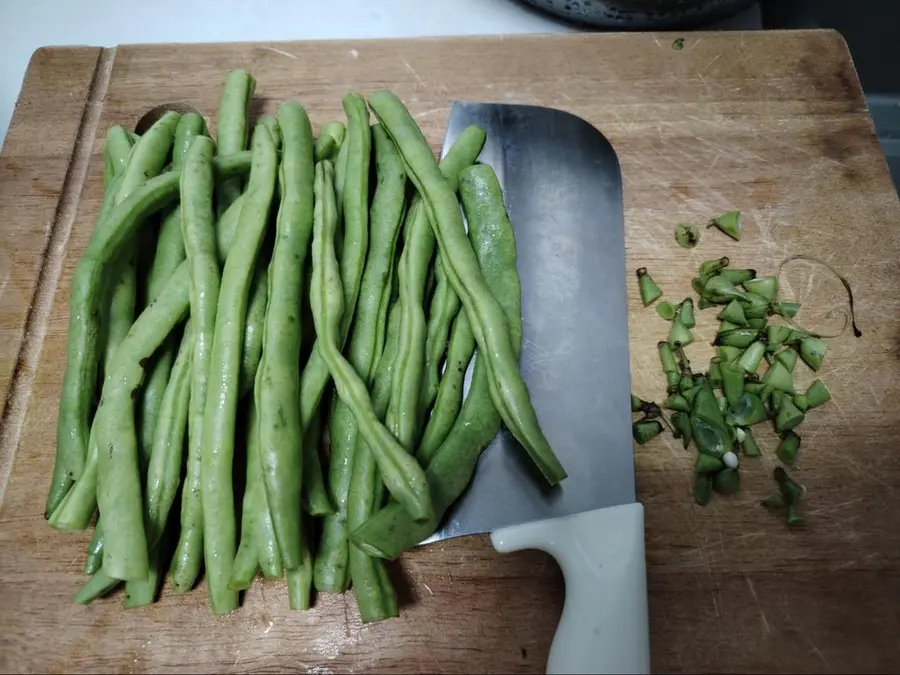 Detailed version of fried pork belly with green beans step 0