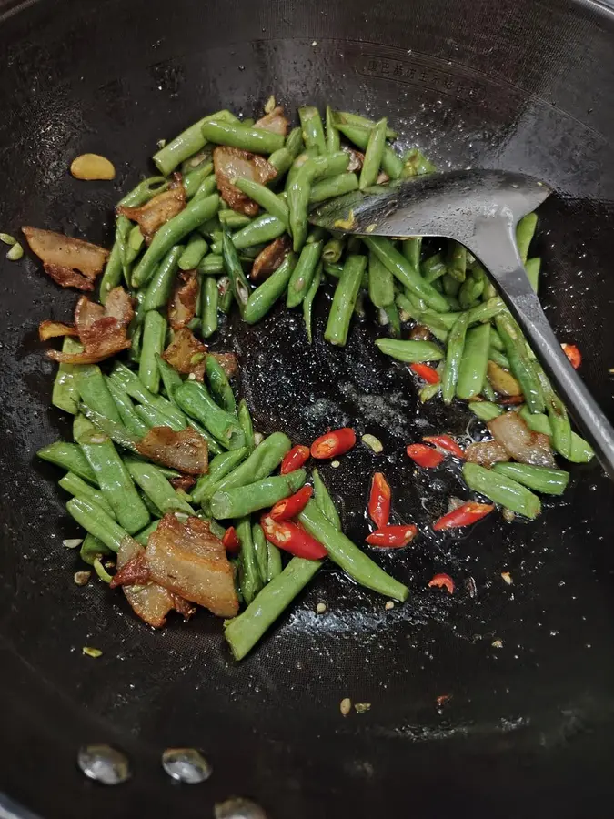 Detailed version of fried pork belly with green beans step 0