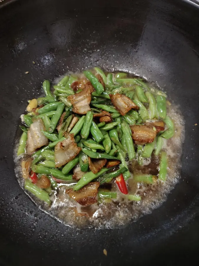 Detailed version of fried pork belly with green beans step 0