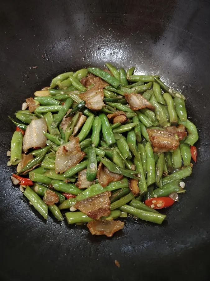 Detailed version of fried pork belly with green beans step 0