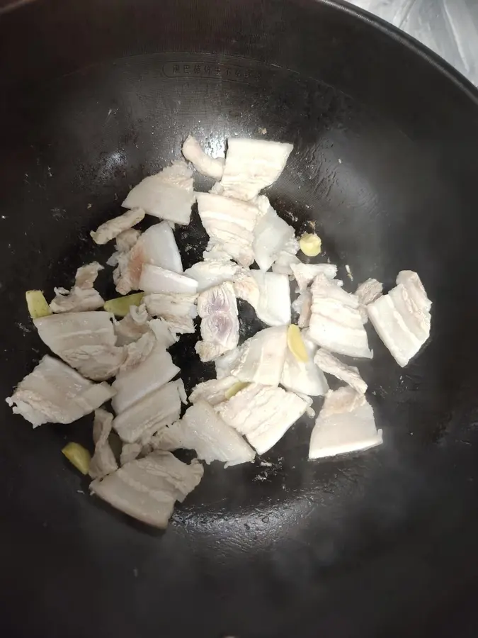 Detailed version of fried pork belly with green beans step 0