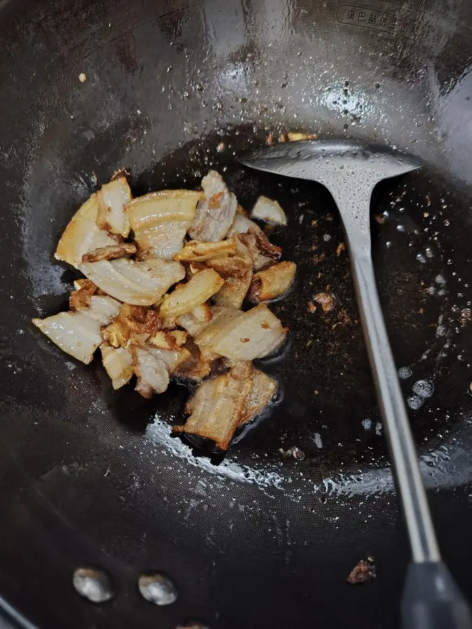 Detailed version of fried pork belly with green beans step 0