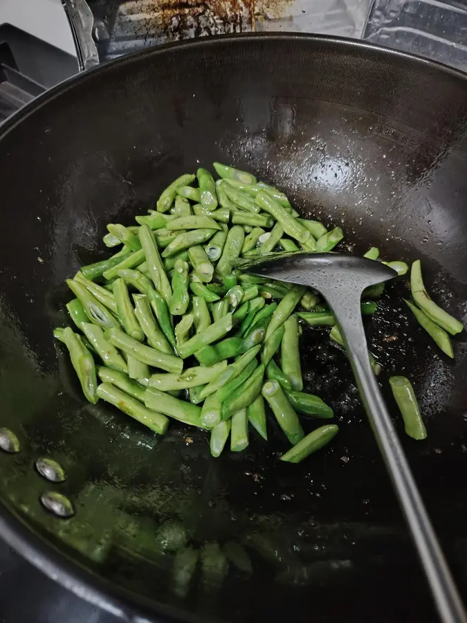 Detailed version of fried pork belly with green beans step 0